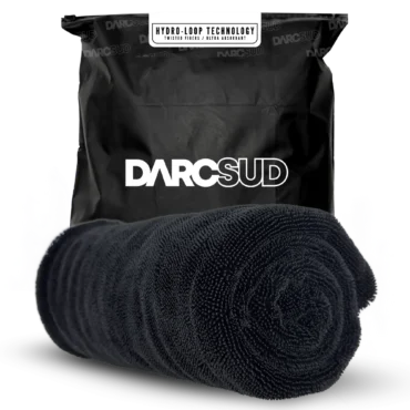 DarcSud Hydro-Loop black car drying towel rolled up, with ultra-absorbent twisted fibers packaging in the background.